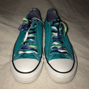 Blue converse with different color laces.